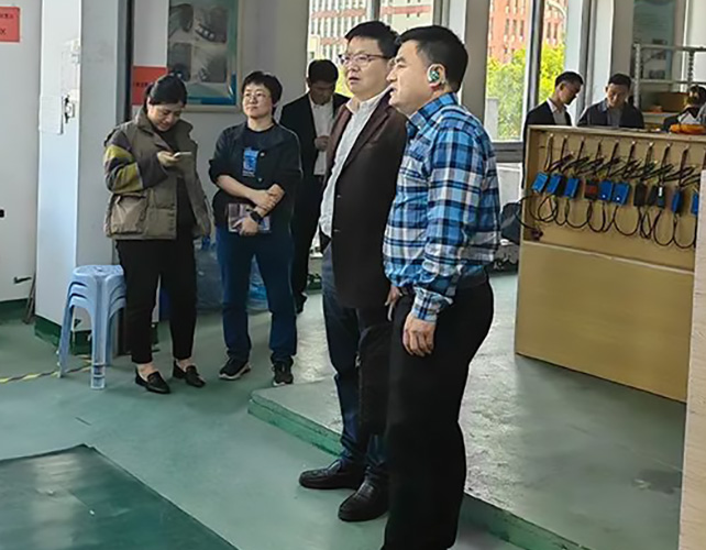 市經(jīng)信局副局長楊雄文帶隊，蒼南縣經(jīng)信局趙局、壽局陪同來公司調(diào)研的新聞圖片